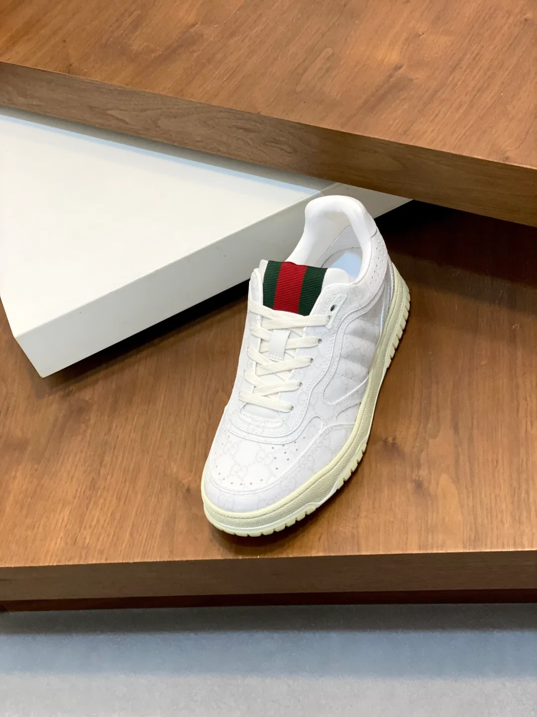 Men's Shoes 💰660 𝐆𝐮𝐜𝐜𝐢 𝐑𝐞-𝐖𝐞𝐛 As the first sneaker created by Sabato De Sarno for Gucci, the Re-Web series reinterprets the brand's classic stripes and sets off the modern silhouette design with bold and unique details. These shoes are crafted from white leather. This new sneaker is ingeniously decorated with many of the brand's classic details, and is equipped with a bright red and green webbing tongue, which will make people fall in love at first sight. White leather treated with a special process for softness and luster, with an embossed grainy texture. Script Gucci logo and interlocking G web label with Interlocking G and script Gucci logo. Rubber outsole with interlocking G detail eyelets. Web tongue. Size: 39-44 (customized for sizes 38 and 45)